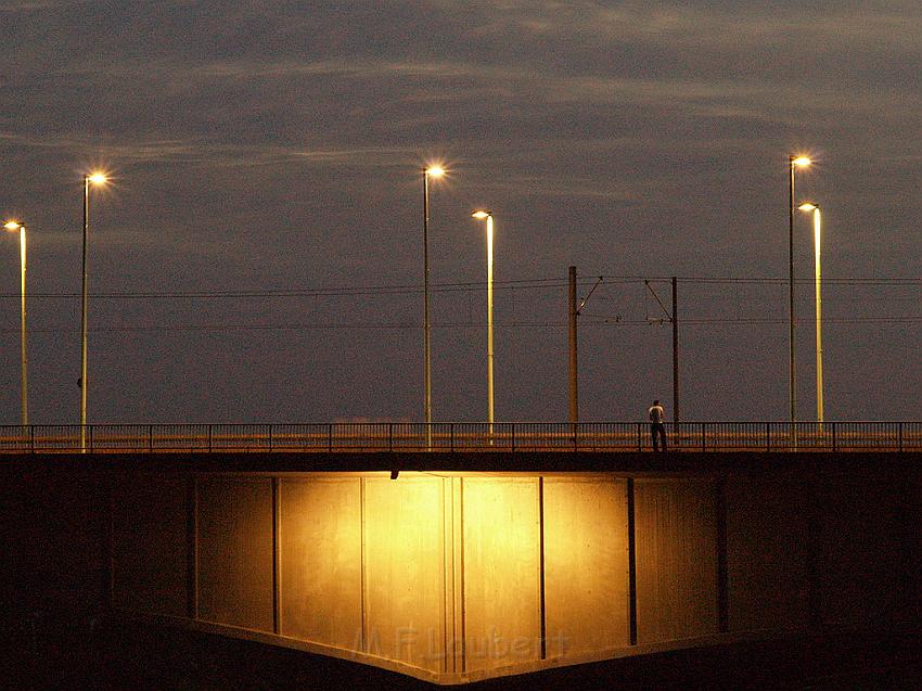 Lebensmueder mit Pistole Koeln Deutzer Bruecke P50.JPG